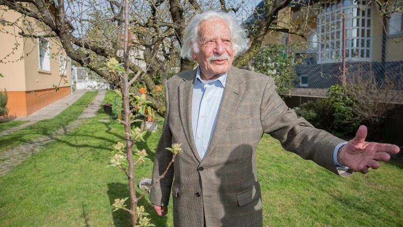 Öt évvel ezelőtt távozott Bálint gazda, aki nem csupán a kertészkedés mestere volt, hanem mély bölcsességekkel is gazdagította az életünket. Három alapvető értéket hangsúlyozott, amelyek a természet és az emberek kapcsolatát erősítették. Az első a türelem
