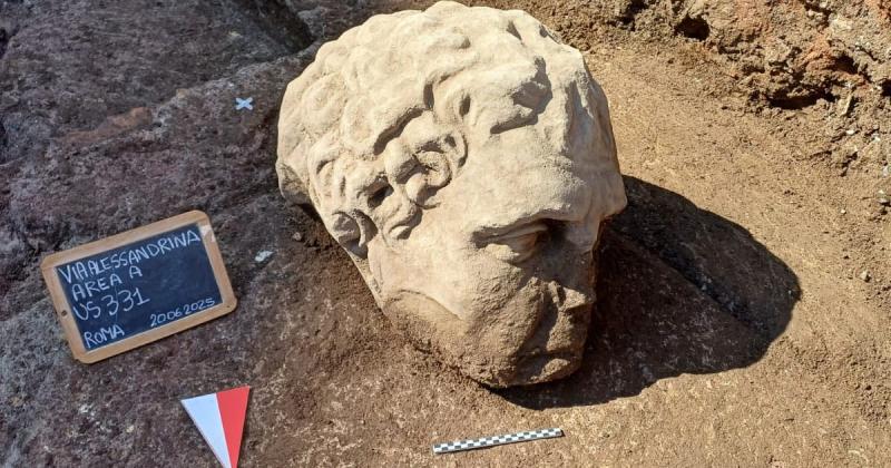 Rómában régészek egy lenyűgöző antik márványfejre bukkantak, amely monumentális méreteivel és részletgazdagságával az ókori művészet csodáit idézi fel.
