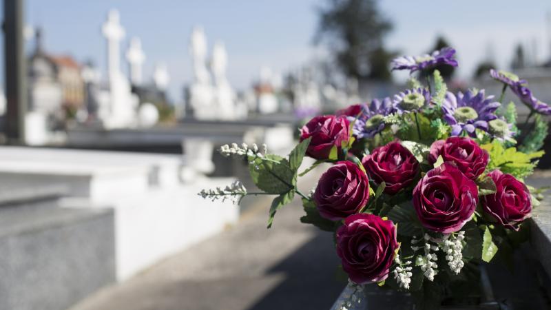 A temetőkben egyre gyakrabban bukkannak fel a sírkőmaffia tagjai, akik gátlástalanul fosztogatják a sírhelyeket. A lopások már szinte rutinszerűvé váltak, és az elhunytak nyugalmát semmi sem kíméli.