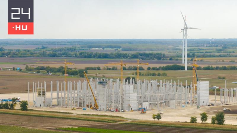 A kormány gazdaságpolitikáját éles bírálat érte az Állami Számvevőszéktől. A 24.hu beszámolója szerint a szakértők alaposan megvizsgálták a gazdasági intézkedéseket, és számos hiányosságot, valamint aggályt fogalmaztak meg a jelenlegi irányvonal kapcsán.
