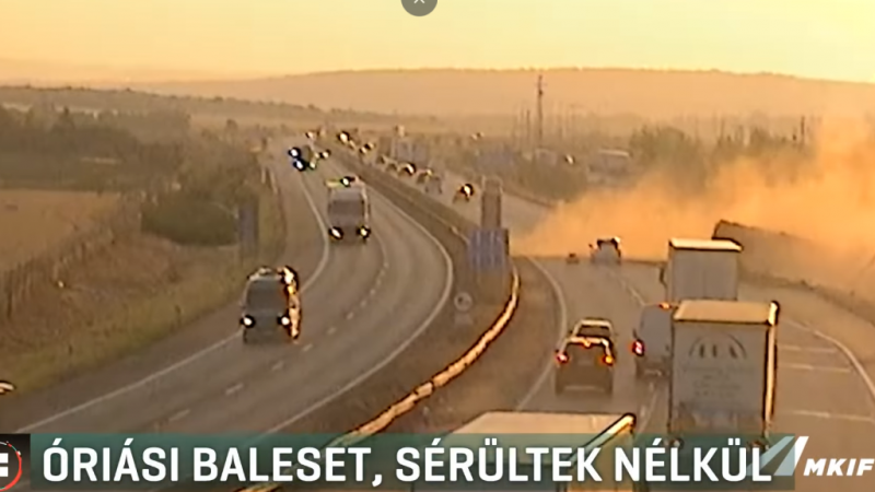 Súlyos baleset történt az M1-es autópályán, amit a térfigyelő kamerák is rögzítettek. A 24.hu híradása szerint a felvételen jól látható, hogy a baleset körülményei rendkívül drámaiak voltak.