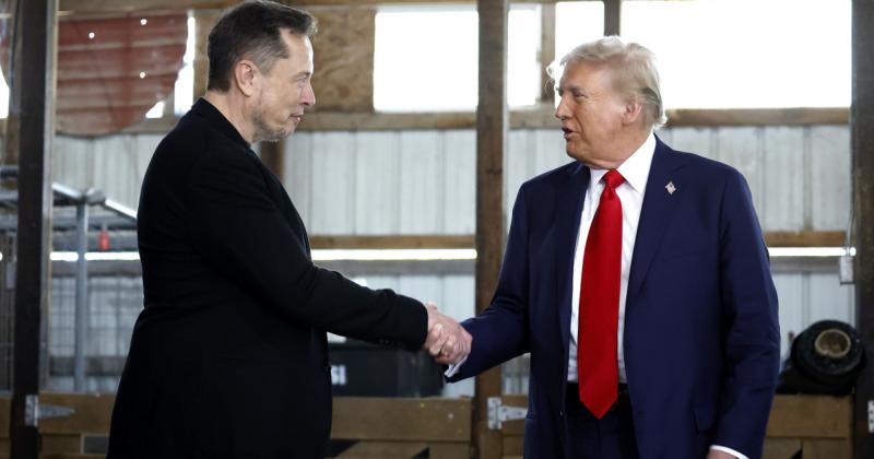 Donald Trump éles szavakkal bírálta Elon Muskot az új politikai formációja kapcsán. A volt elnök kifejezte elégedetlenségét Musk döntéseivel és az új párt irányvonalával kapcsolatban, jelezve, hogy nem ért egyet a milliárdos elképzeléseivel. Az esemény rá