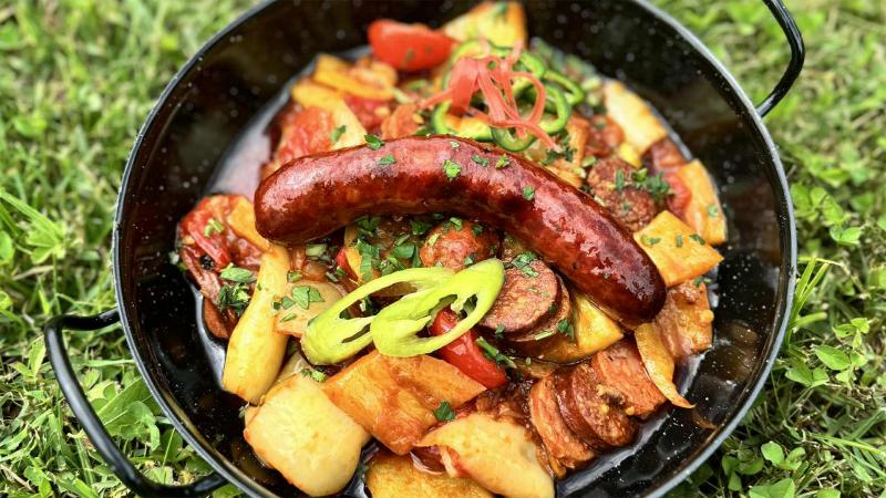 Kétféle kolbásszal megbolondított lecsó a húsimádó séf mesterműve: felfedezd a legfinomabb lecsó receptjét Németh Tamástól!