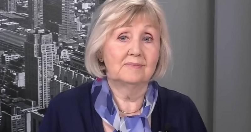 Halász Judit, a közkedvelt színésznő, egy váratlan pillanatban olyan megjegyzést tett, amely mélyen megbántotta kollégáját. A színházi társalgóban hirtelen csend lett, mintha a levegő is megfagyott volna, és mindenki a feszültséggel teli pillanatra figyel