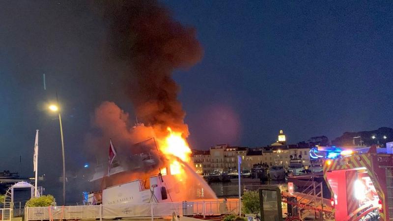 Saint-Tropez festői kikötőjében lángra kapott egy lenyűgöző szuperjacht, ami sokakat meglepett. Az esemény gyorsan felkeltette a figyelmet, hiszen a gyönyörű vízparti városban a luxusjachtok nem mindennapi látványosságot jelentenek. A tűzoltók azonnal a h