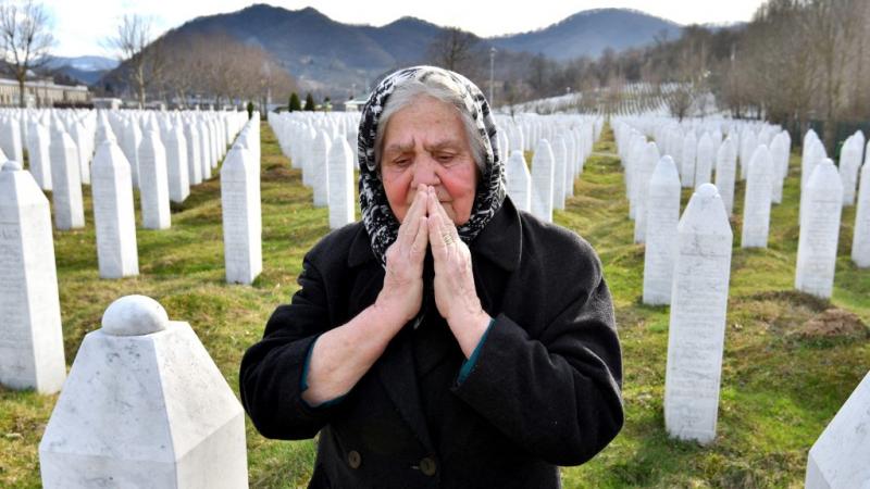 A srebrenicai tragédia népirtásnak minősül | 24.hu