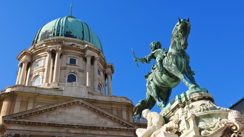 A Budai Várban új szelek fújnak: Lázár János irányítása alatt új irányvonalat vesz a beruházás. A változások nem csupán a tervekben, hanem a személyi állományban is éreztetik hatásukat, hiszen sokaknak búcsút intettek.