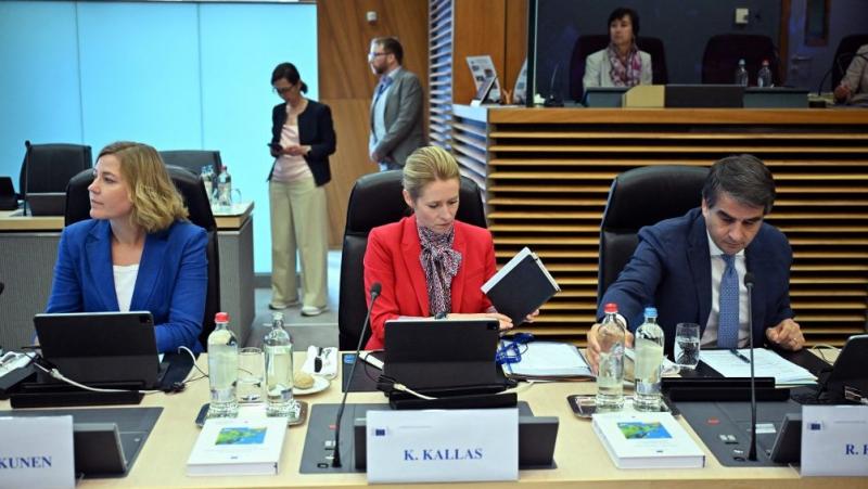 Az Európai Unió egy eddigi legszigorúbb szankciós csomagját hagyta jóvá Oroszország ellen.
