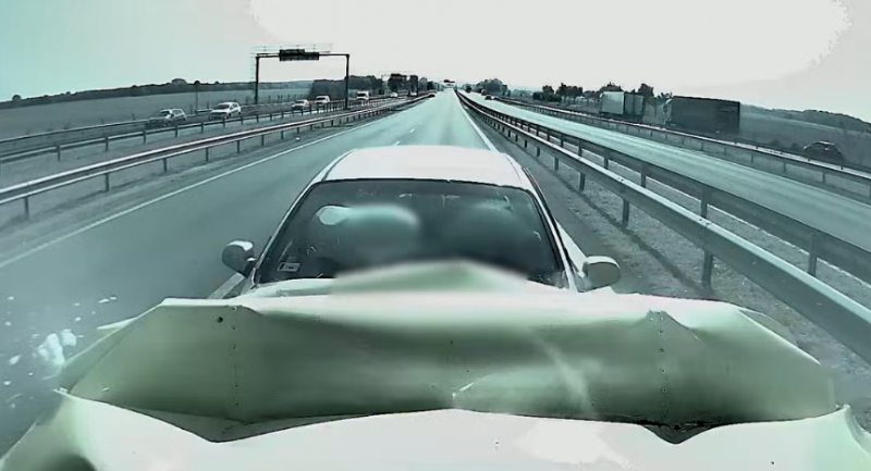 Tűző nappal, megállás nélkül csapódott a terelésbe az M4-es autópályán!