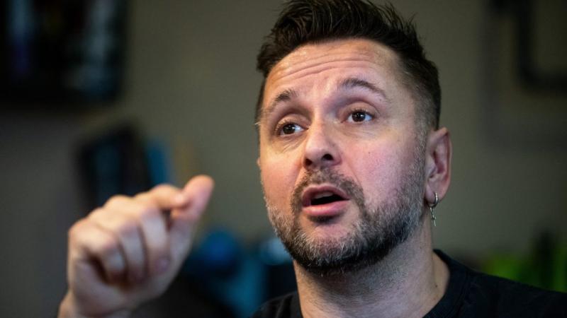 Majka: Nevetve bontogatom az ingem, gyertek csak, ne habozzatok, lőjetek ide bátran!