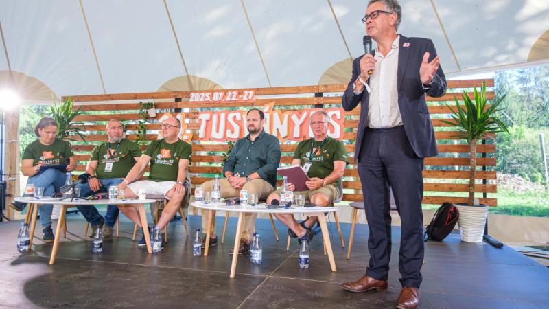 Nacsa Lőrinc hangsúlyozta, hogy Tusványos nem csupán egy rendezvény, hanem egy olyan szellemi műhely, ahol különböző gondolatok és eszmék ütköznek. Cikkünk folyamatosan frissül, hogy minél részletesebb képet nyújtson erről az inspiráló találkozóról.