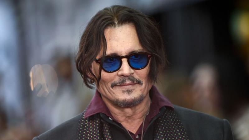 Johnny Depp titokban elhagyta a világ zaját, és egy rejtett Sussex-i kastélyban keresett menedéket. Az eldugott helyszín lehetőséget ad számára, hogy távol tartsa magát a nyilvánosság figyelmétől, míg újra felfedezi önmagát. Ez a titkos búvóhely ideális k