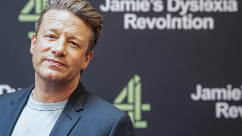 Jamie Oliver különleges reggelije csupán három összetevőből áll, és egy apró fortéllyal igazán ínycsiklandóvá varázsolható.