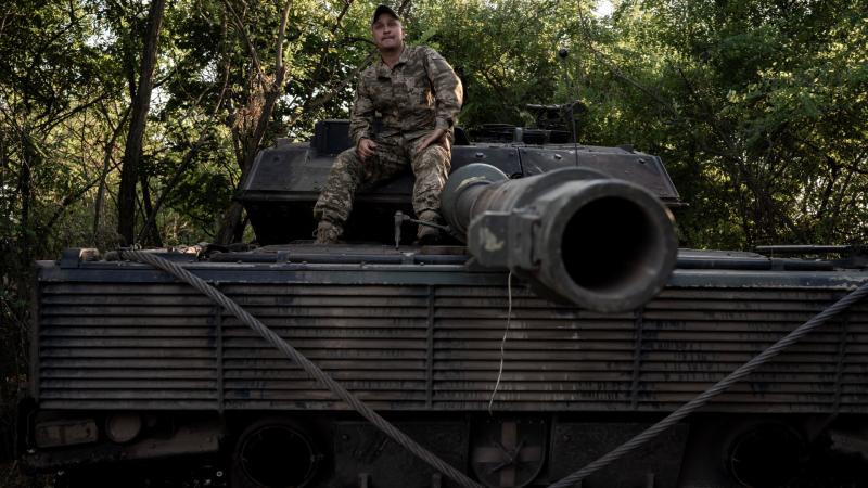 Ukrajnában sürgető a helyzet: egyre erősebben hallatszik a vészharang, és sürgető szükség van a tartalékos páncélosok mielőbbi bevetésére. Az idő nem vár, és a helyzet fokozódik.
