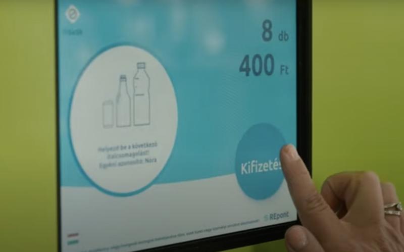 Cím: Új irányvonal a palackvisszaváltás terén – Kereskedők ellenállása a MOHU javaslataival szemben

A palackvisszaváltás rendszerének megújítása új vitákat generál a kereskedelmi szektorban, mivel a MOHU (Magyar Országos Hulladékgazdálkodási Ügynökség) ú