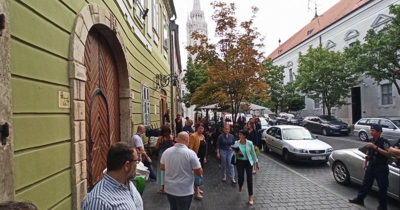 Megkezdődött a végrehajtási folyamat, és a Budai Vár híres, történelmi cukrászdáját most teljesen kiürítik.