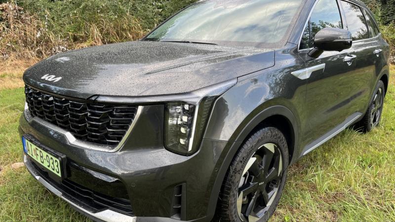 Próbáld ki a Kia legújabb prémium terepjáróját, a 2,5 tonnás Sorentót! Megdöbbentő, hogy mennyire takarékos ez a luxus jármű, még a legnagyobb elvárások mellett is. Fedezd fel a teszt során szerzett tapasztalatainkat! - Pénzcentrum