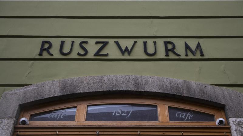 Lehetséges, hogy a Ruszwurm Cukrászdát üzemeltető vállalkozás megszűnik, ami nyitott lehetőségeket teremthet egy pályázat keretében.