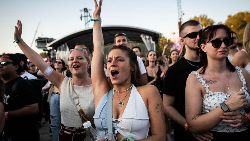 Még egy feltörekvő brit rapper fellépésén is felcsendült a 