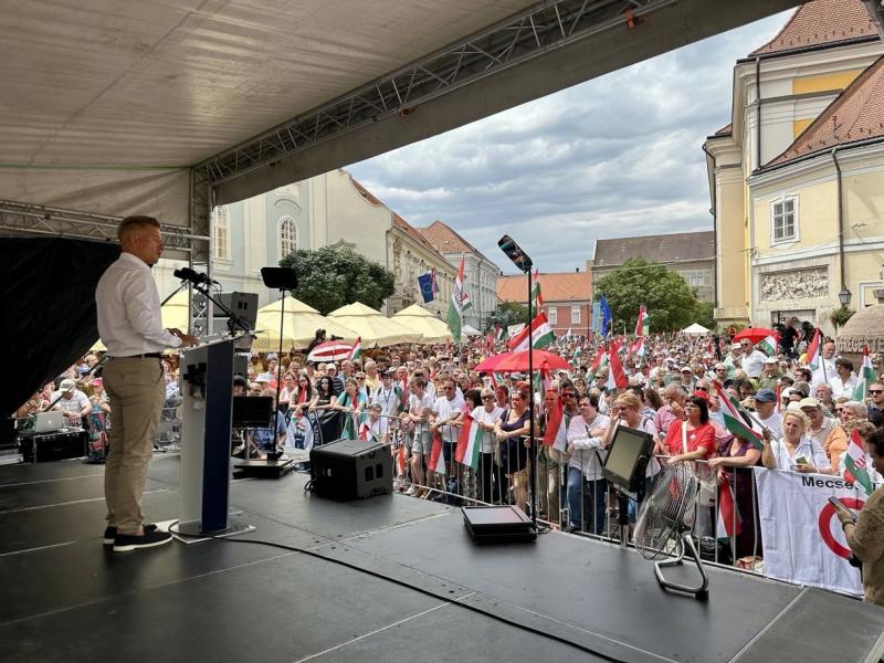 Frankfurter Rundschau elemzése: Konzervatív ellenfél árnyéka Orbán Viktor politikai dominanciáján

A Frankfurter Rundschau legfrissebb helyzetképe rámutat arra, hogy Orbán Viktor hatalmát egy új konzervatív kihívó fenyegeti. Az elemzés rávilágít arra, hog