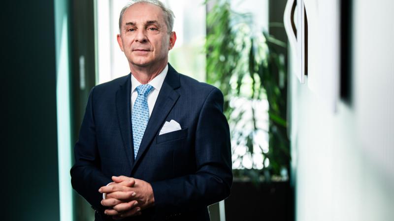 A magyar egészségügy egy olyan kihívással néz szembe, amely három egymással ellentétes lehetőség szorításában áll – egy valódi trilemma. Az alábbi interjúban mélyebben megvizsgáljuk ezt a komplex helyzetet, és feltárjuk, hogy milyen alternatívák közül kel