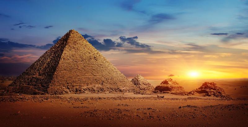 Egy lenyűgöző és egyben hátborzongató tudományos felfedezés napvilágra került: egy 4000 éves fáraó arcát találták meg egyiptomi piramis mélyén. Az arc mintha álomra hajtotta volna fejét, és a felfedezés valódi hidegrázós érzéseket keltett a kutatókban. A 