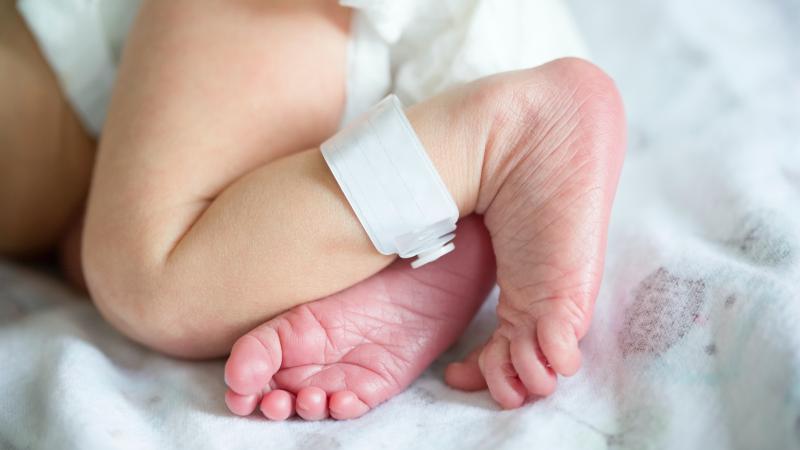A szülők úgy döntöttek, hogy 10 millió forintot ajánlanak fel egy különleges nőnek, hogy válassza ki a születendő gyermekük nevét. Ez a különleges feladat nem csupán anyagi juttatást jelent, hanem egy életre szóló döntést is, amely meghatározza a kisbaba 