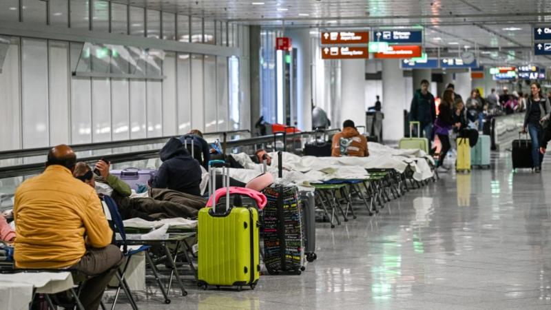München fölött drónok bukkantak fel, ami miatt az éjszakai órákban lezárták a repülőteret. A hatóságok gyorsan reagáltak a helyzetre, hogy biztosítsák a légiközlekedés biztonságát.