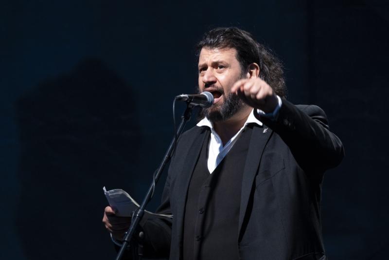 Puzsér Róbert és számos másik támogató a Kossuth téren áll ki Juhász Péter mellett, testükkel védve őt a kihívásokkal szemben.