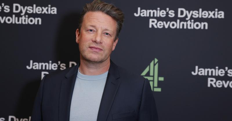 Jamie Oliver a terroristák célkeresztjébe került, miután éttermét gyújtogatással fenyegették meg.