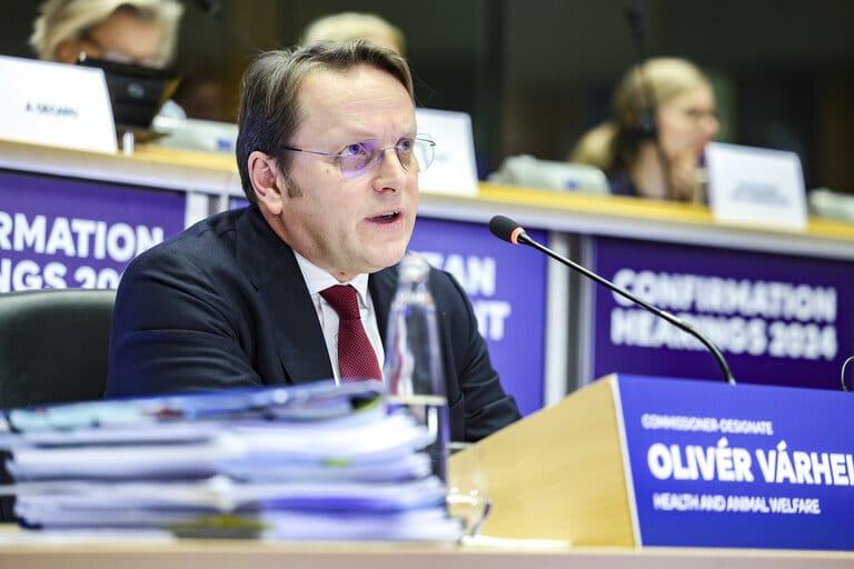 EUobserver: Várhelyi Olivér esetlegesen belekerülhet a kémügy botrányába.