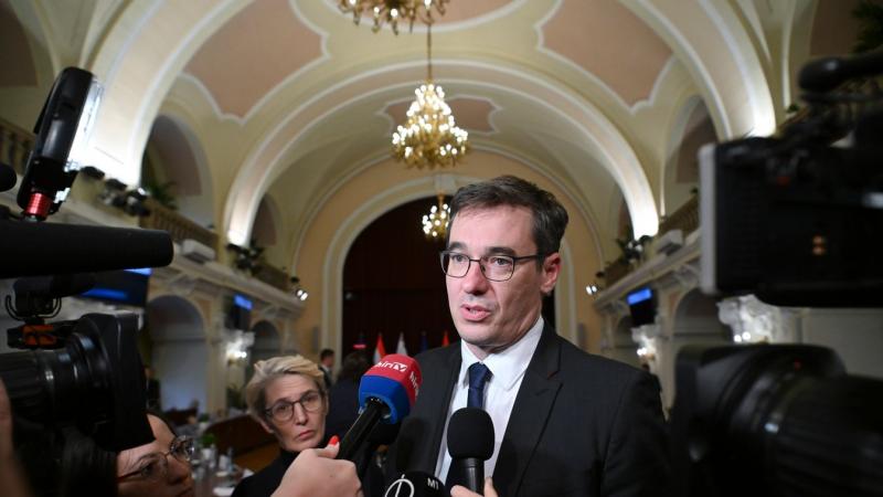 Szentkirályi Alexandra izgatottan várja a válaszokat.