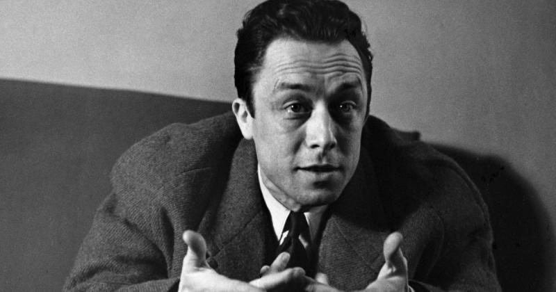 Sokkoló autóbaleset következtében hunyt el a Nobel-díjas író, akinek tragikus eltávozása mélyen megrázta a kulturális közösséget.