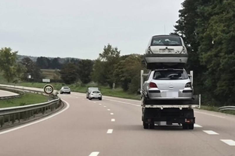 Toronyba rendezett járművekkel próbálta kreatívan megoldani a szállítást, de a rendőrség nem mutatott kegyelmet.