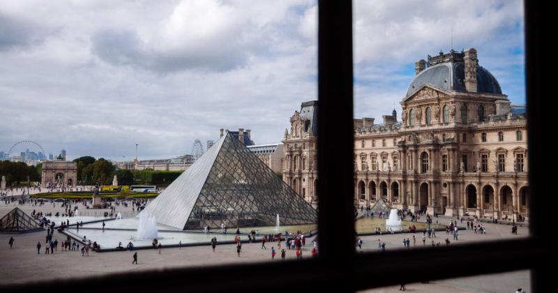 Rablás történt a Louvre művészeti palotájában, ezért ideiglenesen zárva tart a múzeum.