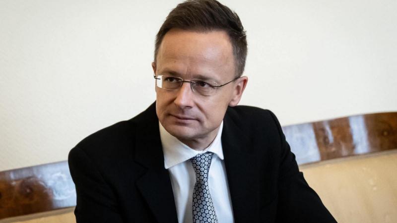 Az Orbán-kormány több mint hétmilliárd forintot különít el Erdély számára, melyből egyes RMDSZ-es politikai kapcsolatokkal rendelkező vállalkozások is részesednek.