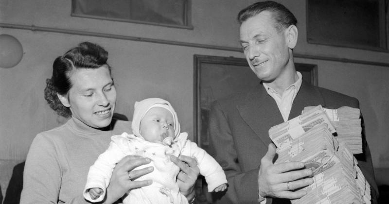 A kocsma sarkában, a füstös levegőben, egy táskányi pénz pihent, amelyet a 1956-os forradalom ikonikus totónyertese őrzött. Ez a pénzeszsák nem csupán a szerencse gyümölcse volt; hanem egy egész történelmi korszak emlékét idézte fel, tele álmokkal és báto