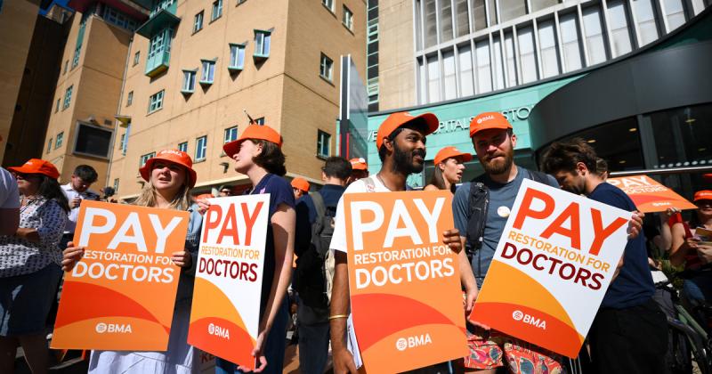 Milliók várják, hogy sorra kerüljenek a kezelésre, ám Angliában ötnapos orvosi sztrájk előtt állunk.