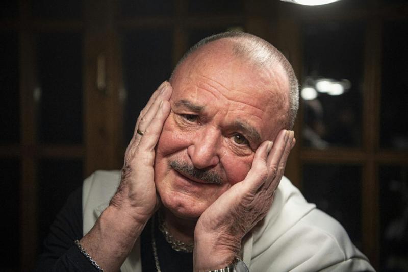 Szegény Nagy Feró, szegény mi... Az élet néha kegyetlen tréfákat űz velünk, és úgy tűnik, hogy Feró is megjárta a sors rögös útját. Mindenki tudja, hogy a nagy zenész szívébe néha szomorúság költözik, ahogy a világ zajai körülötte egyre hangosabbá válnak.