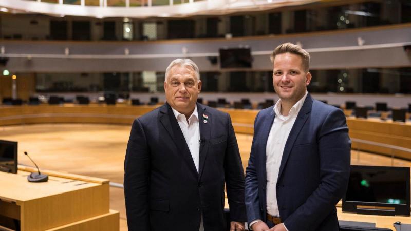 A megafon mögött álló Bohár Dániel három különböző EU-csúcson is képviselte a kormányzati delegációt.