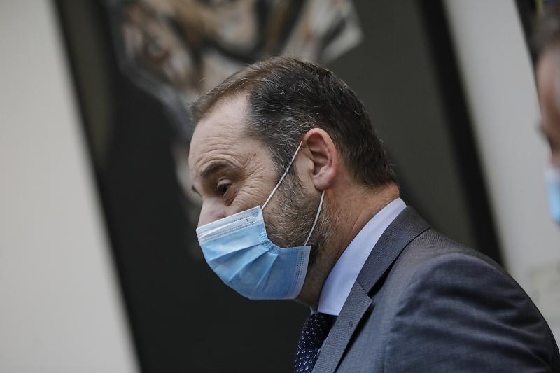 Vádat emelnek a miniszter ellen, akit vesztegetéssel, sikkasztással és prostituáltak igénybevételével vádolnak.