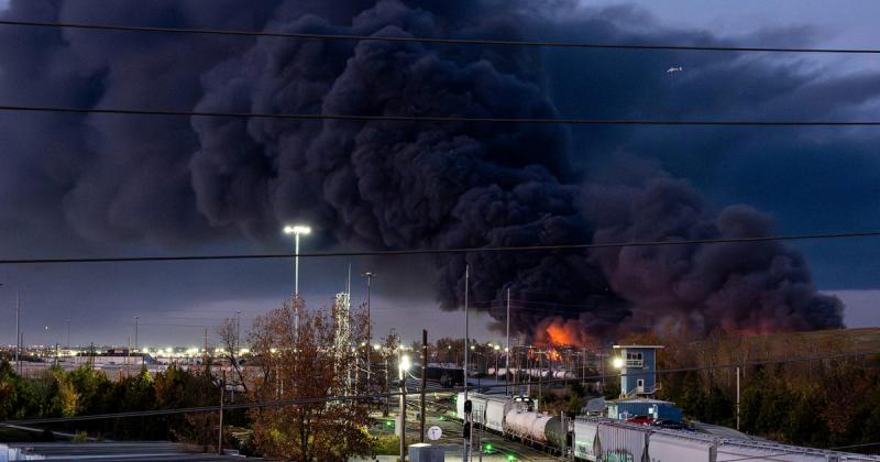 Káprázatos erejű robbanás rázta meg Kentucky vidékét: egy teherszállító repülőgép csapódott be egy olajüzem területére.