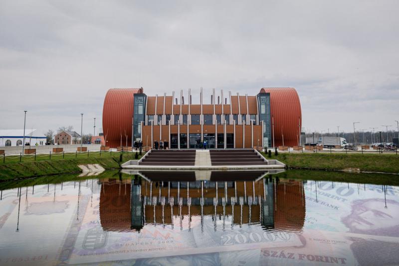 Bár Fásy Ádám ősmagyar szépségversenyt hirdetett meg, a Karcagon felállított Sámándob körüli események inkább csak a pénzt emésztik, mintsem valódi értéket teremtenének.