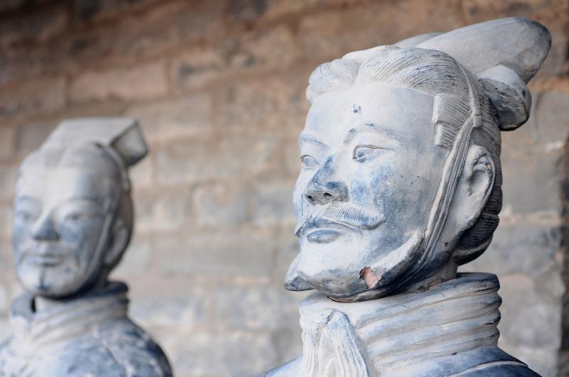 Fedeztek fel egy különleges, ősi DNS-t a kínai agyaghadsereg katonáinak maradványaiban, ami ijesztő kérdéseket vet fel az alkotók származásával kapcsolatban. Az új felfedezés olyan titkokat rejt, amelyek a történelem mélyére vezetnek vissza, és felvetik, 