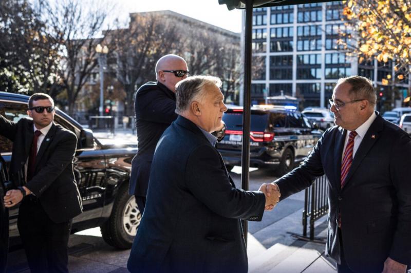 Ilyen különleges autópark fogadta Orbán Viktort Washingtonban.