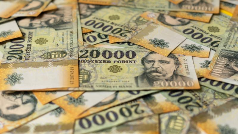 A forint csúcspontján várja a figyelem középpontjában álló Donald Trump és Orbán Viktor találkozását.