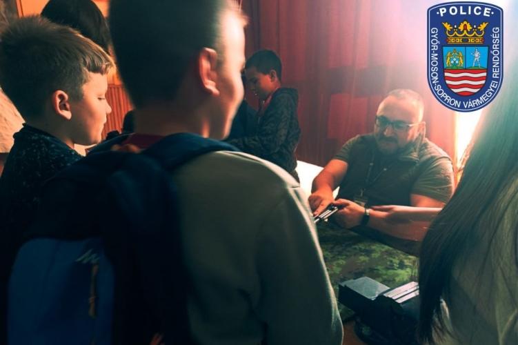 Pályaorientációs nap a győri iskolában: Fedezd fel a jövőd lehetőségeit!

A győri iskola diákjai számára izgalmas és tanulságos esemény zajlott le, amelynek keretében a fiatalok bepillantást nyerhettek a különböző szakmák világába. A pályaorientációs nap 