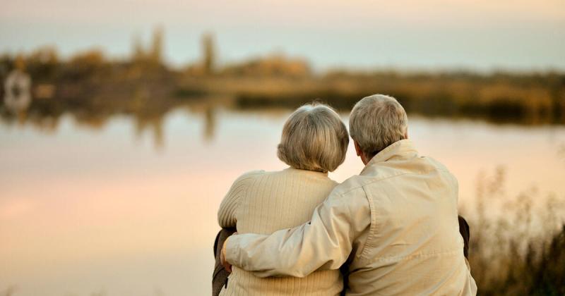 Magyarország a 14. legidősebb nemzetként van jelen a világ színpadán, ami rávilágít a családpolitika terén tapasztalt nehézségekre és kudarcokra. Az elöregedő társadalom problémája nem csupán statisztikai adat, hanem olyan valóság, amely mélyen érinti a j