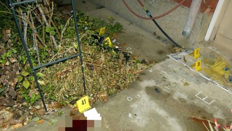 Egy monorierdői nő éppen azt tervezte, hogy a kerítésére akasztott szatyrot a házába hozza.