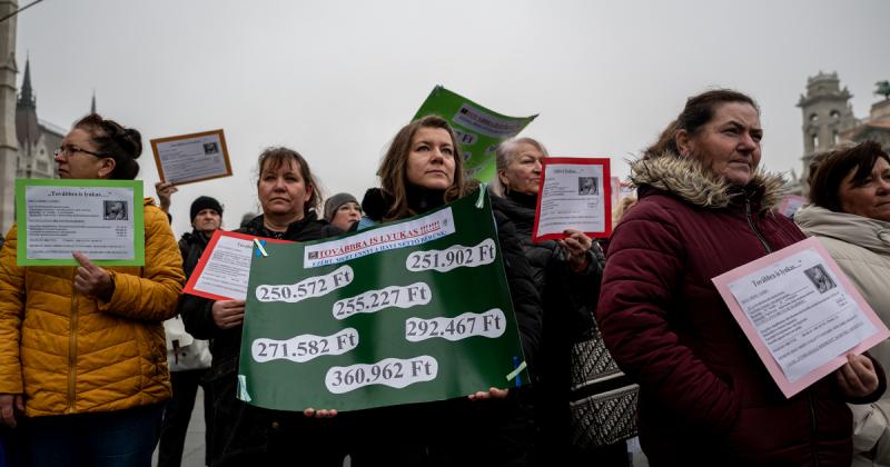 A szakadék peremén billeg a szociális háló, miközben sürgető segítségért kiáltanak a kormányhoz.